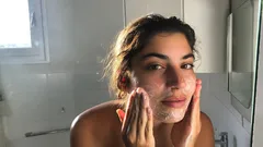 Chyby při čištění obličeje vám mohou přidat roky – jak jim předejít